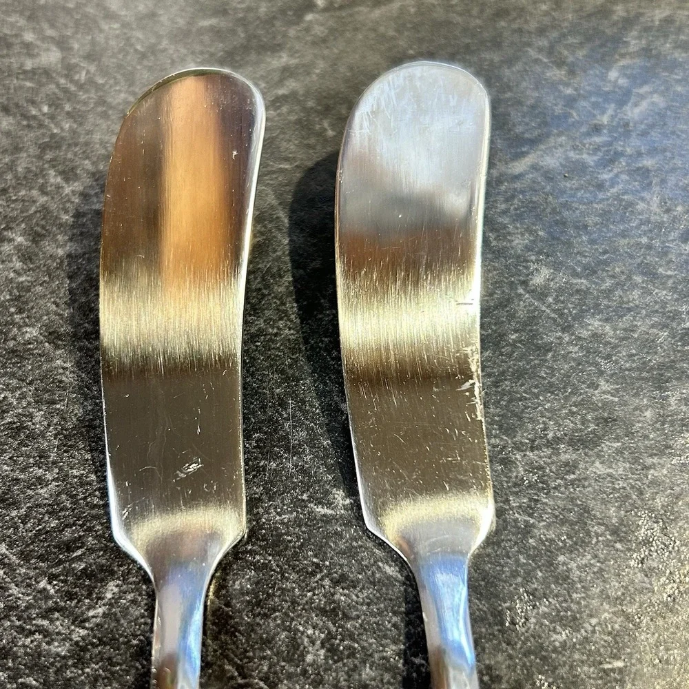 2- International HOLIDAY VINE Holly‎ Berry Stainless Flatware Butter Spreader